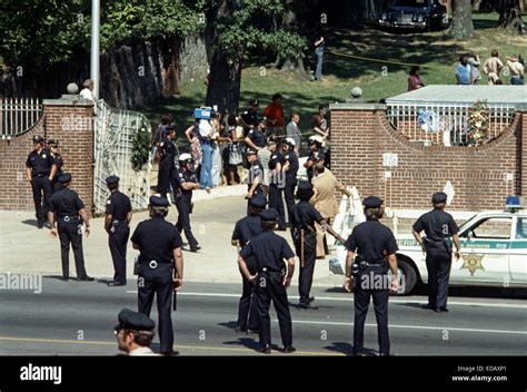 ELVIS PRESLEY FUNERAL, MEMPHIS, TENNESSEE, USA - 18TH AUGUST 1977 ...