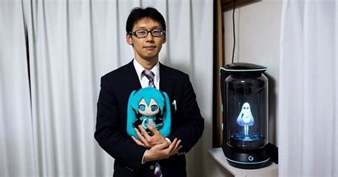 Akihiko Kondo, el japonés que se "casó" con un holograma