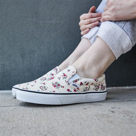 Vans Canvas Classic Slip-on Ditsy Floral Shoes - Lyst