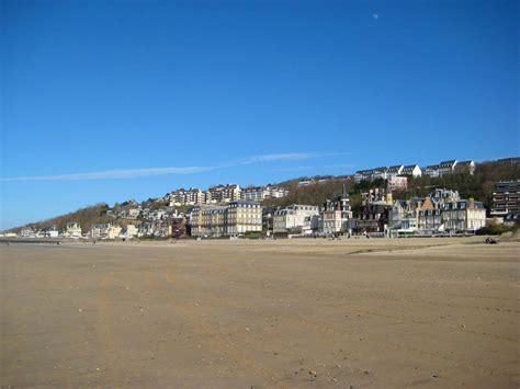 Sandy beach in the resort of Deauville, France wallpapers and images - wallpapers, pictures, photos