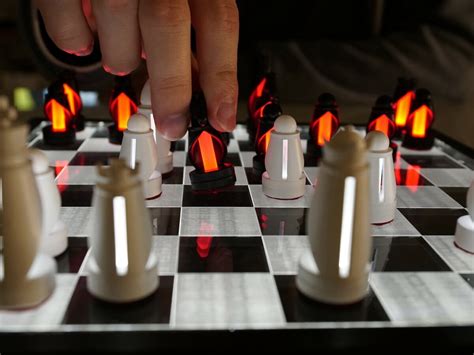 Masteek Light-Up Chess wireless LED chess set uses electromagnetic induction tech » Gadget Flow