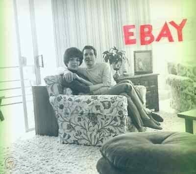 ROBERT HORTON & WIFE RARE VINTAGE PHOTO AT HOME IN THE LIVING ROOM WITH ...