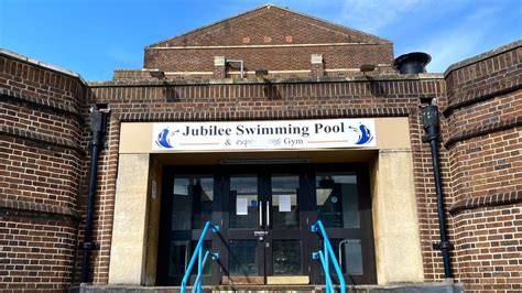 Knowle: Thousands sign petition to save Jubilee Pool - BBC News