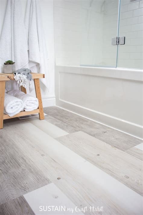 Bathroom with vinyl plank flooring wall - litepolre