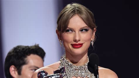 Taylor Swift Announces New Album “Midnights,” Release Date During VMAs 2022 Speech | Teen Vogue