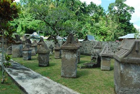 Kompleks waruga merupakan peninggalan budaya Minahasa zaman dulu dalam ...