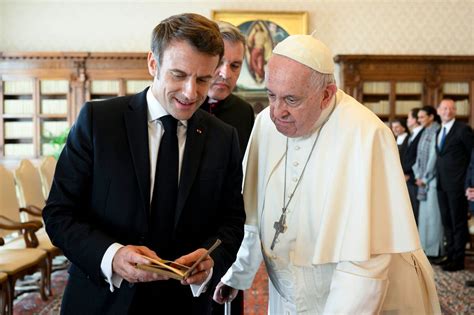 Emmanuel Macron et le pape François confrontent leurs visions de la paix