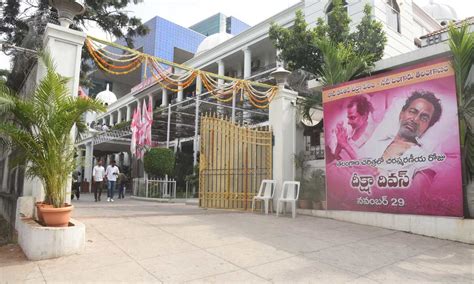 Telangana Bhavan gives a deserted look