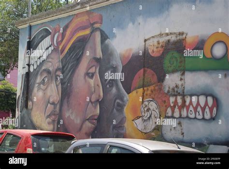 Street art in Valparaiso, Chile Stock Photo - Alamy