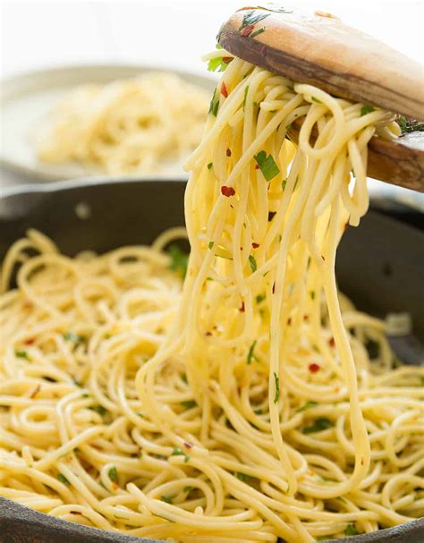 SPAGHETTI WITH GARLIC AND OLIVE OIL - The clever meal