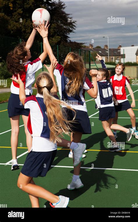 Teenage schoolgirl netball team in practice Stock Photo - Alamy