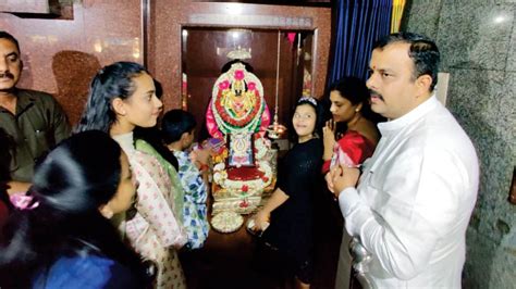 Minister Sunil Kumar, family pray at Nimishamba Temple - Star of Mysore