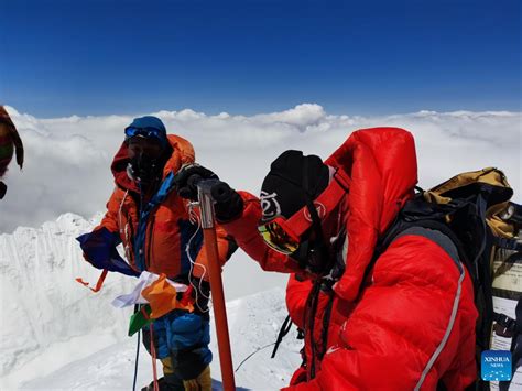 Chinese scientific expedition team reaches Mt. Qomolangma summit