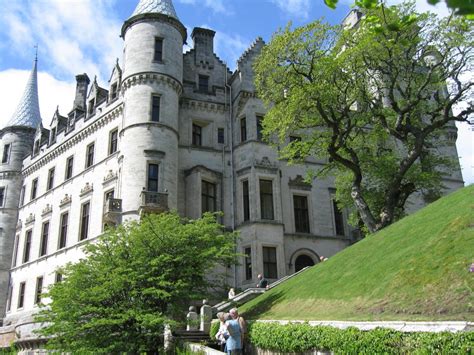 DUNROBIN CASTLE & FALCONRY DISPLAY