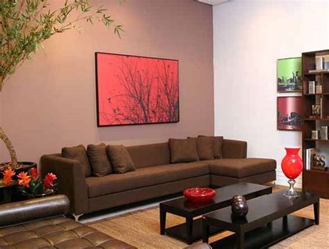 Decorar a sala de estar com quadros diversos