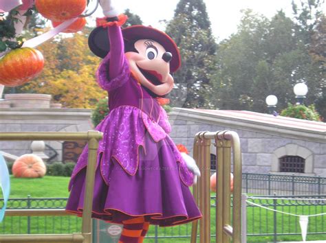 Minnie Mouse_disneyland paris by aimeehasgonecrazeee on DeviantArt