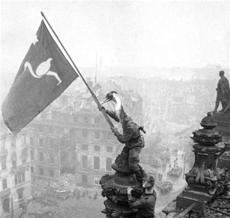 Raising a Flag over the Reichstag (May 2, 1925) One of the Most Iconic Photos Of All Time ...