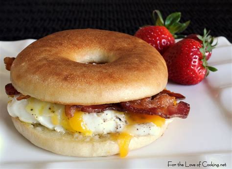 Bacon, Egg, Sharp Cheddar Bagel Sandwich | Bagel sandwich, Bagel breakfast sandwich, Low calorie ...