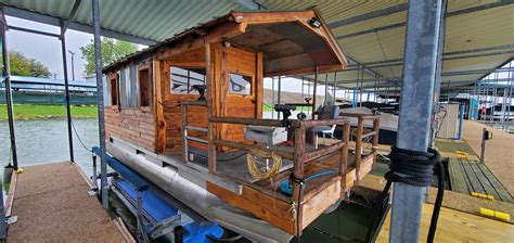 Amazing Log Cabin Pontoon Boat on Lake Ray Hubbard in TX : r/pics