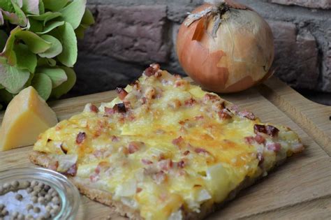 Saftig und herzhaft: Zwiebelkuchen mit Speck und Kümmel