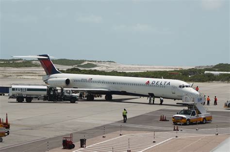 Delta MD-80 at Providenciales International Airport | Airport, International airport, Passenger jet