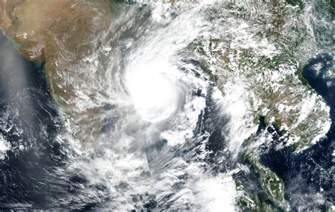 Natural calamity | At 190 kmph, cyclone Amphan clobbers Bengal, Odisha - Telegraph India