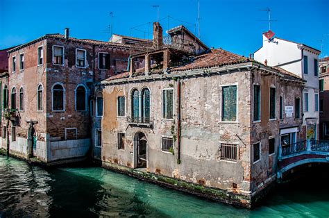 House on a canal - Venice, Italy - www.rossiwrites.com - Rossi Writes