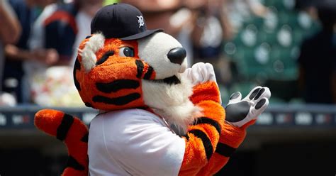 Detroit Tigers mascot Paws stole a fan’s camera to take selfies - Bless You Boys
