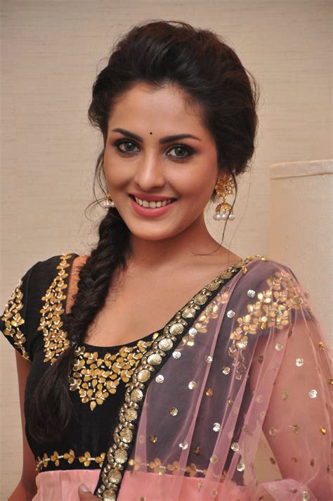 Telugu Actress Madhu Shalini Latest Pics In Pink Saree - Actress Doodles