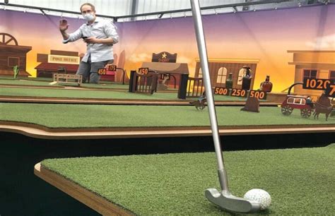 One Shot Golf: Play mini golf with the help of a robot