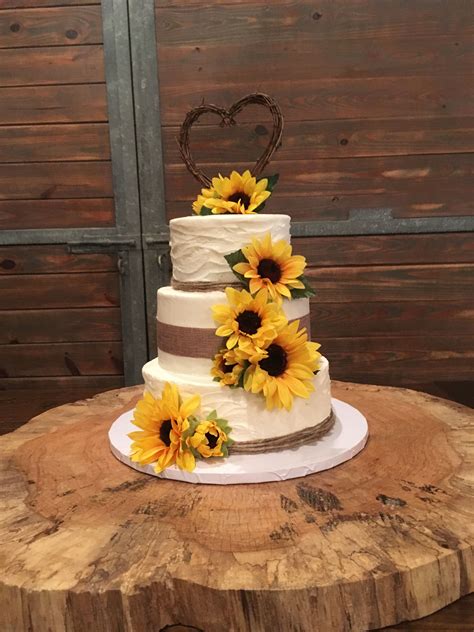 Sunflower wedding cakes always bring a smile to our face! Rustic ...