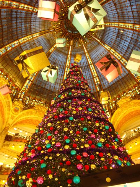 Pin by LifeWanders on Everything Paris! | Christmas joy, Holiday decor ...