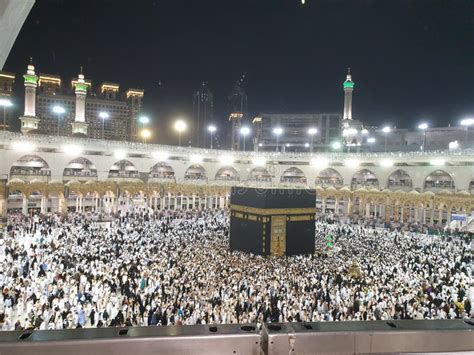 Mecca Kaaba night editorial stock photo. Image of performance - 239055623