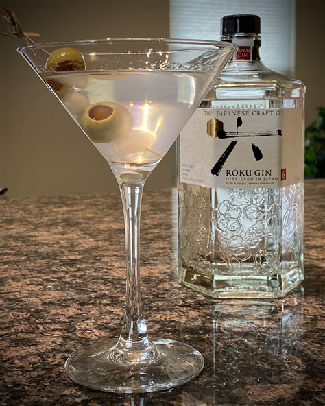 Classic Dry Gin Martini : cocktails