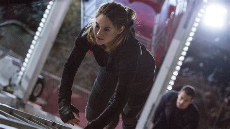 Review: In ‘Divergent,’ Jolted Awake by Fear and Romance - The New York Times