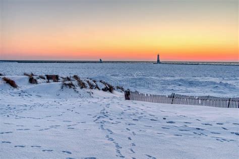 Lago Michigan Sunset Del Invierno Foto de archivo - Imagen de dunas ...