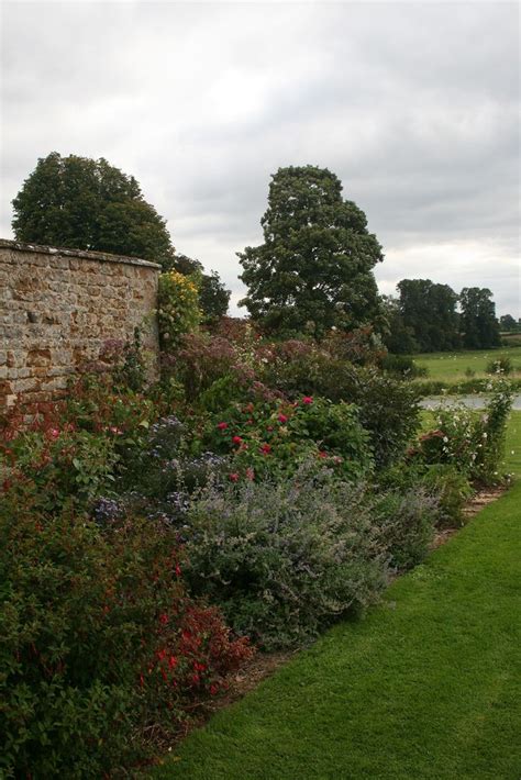 BROUGHTON CASTLE GARDENS | Garden architecture, Castle garden, Garden view