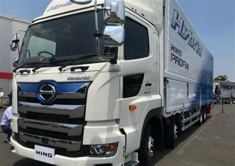 Hino Motors adds 'AI' to hybrid trucks