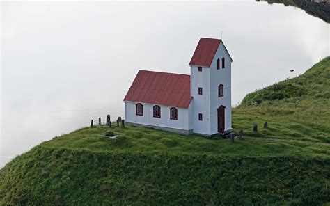 Gambar : bukit, bangunan, menara, Kastil, kapel, Islandia, benteng, biara, rumah doa, daerah ...