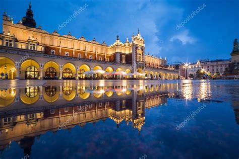 Krakow old town at night – Stock Editorial Photo © kanuman #114344918