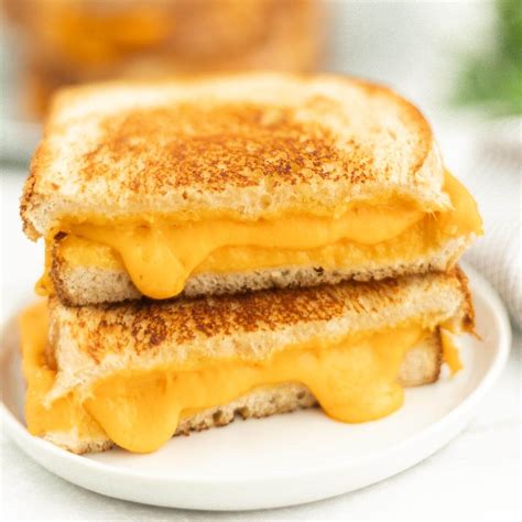 Blackstone Grilled Cheese Sandwich Recipe - grillonadime.com