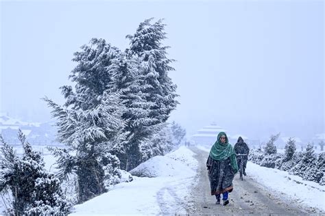 Snowfall continues in Kashmir Valley, air traffic disrupted - The Statesman