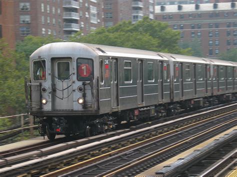 File:Subway train 125th.jpg - Wikipedia