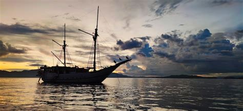 Premium Photo | Silhouette of a sailing boat in a beatiful sunset