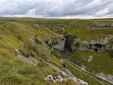 Pub Hiking in the Yorkshire Dales - Planes Terrains & Avocados