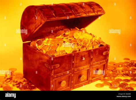 Treasure chest full of gold coins Stock Photo: 2780543 - Alamy