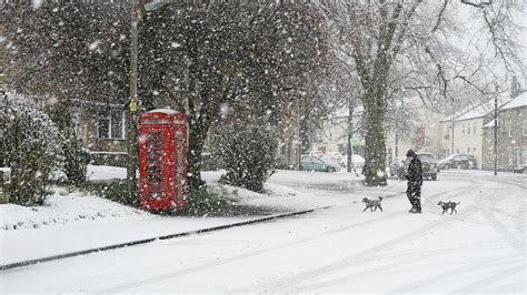 Spring snowfall surprises parts of England - BBC News