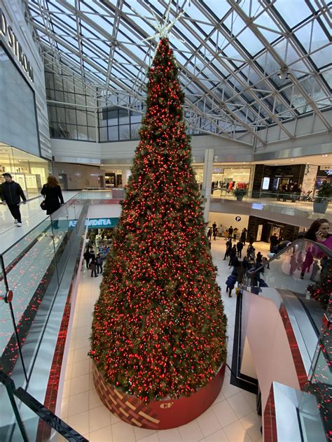 Ultra wide FTW- Christmas tree at Rideau mall, Ottawa, Ontario Canada ...