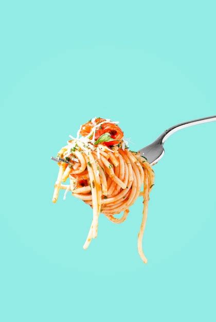 Premium Photo | Spaghetti pasta in tomato sauce on a fork clipping path full depth of field