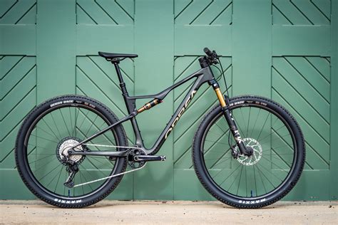 The Orbea Oiz 2023 is a new-school XC bike with 120mm travel